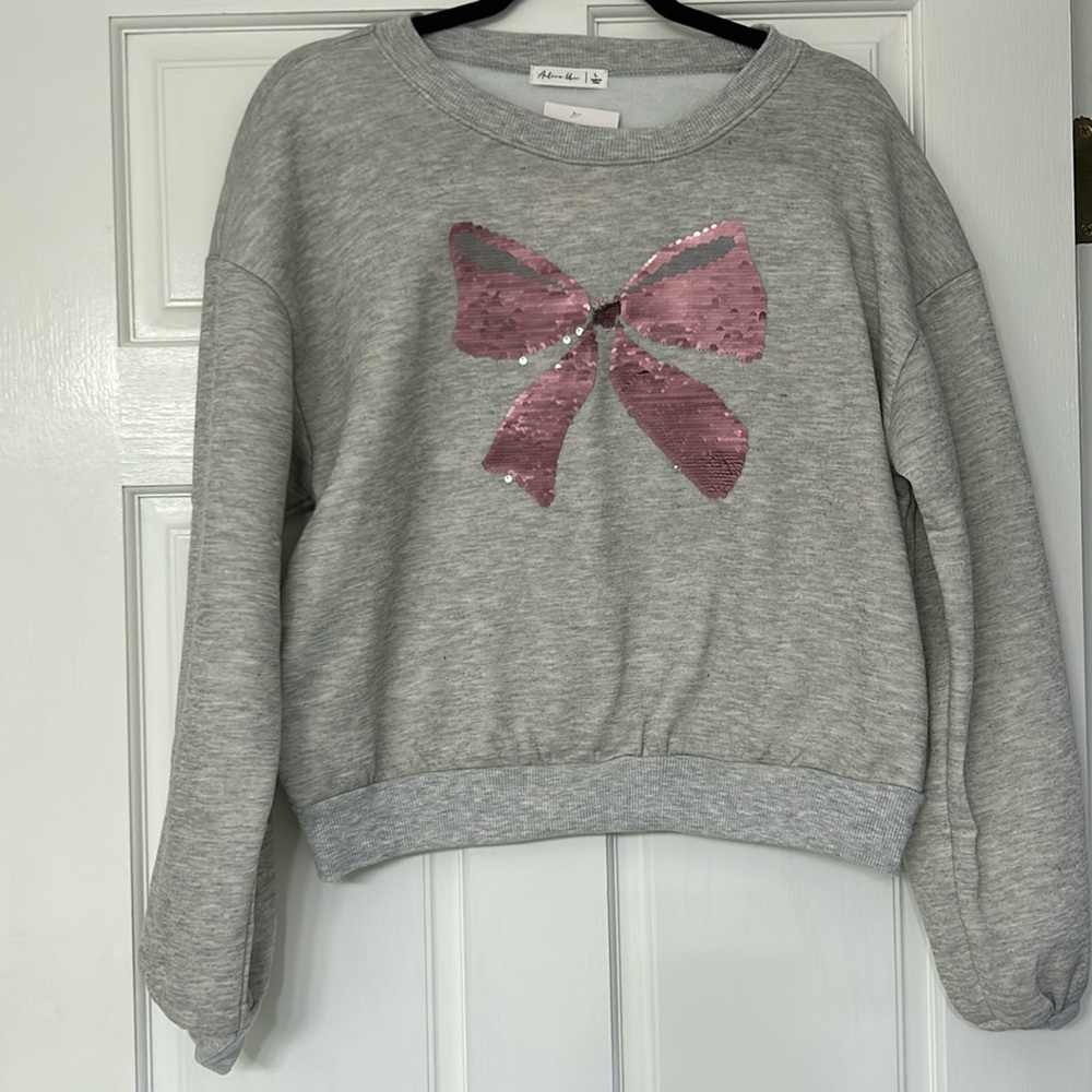 Adorable cropped Bow sweatshirt